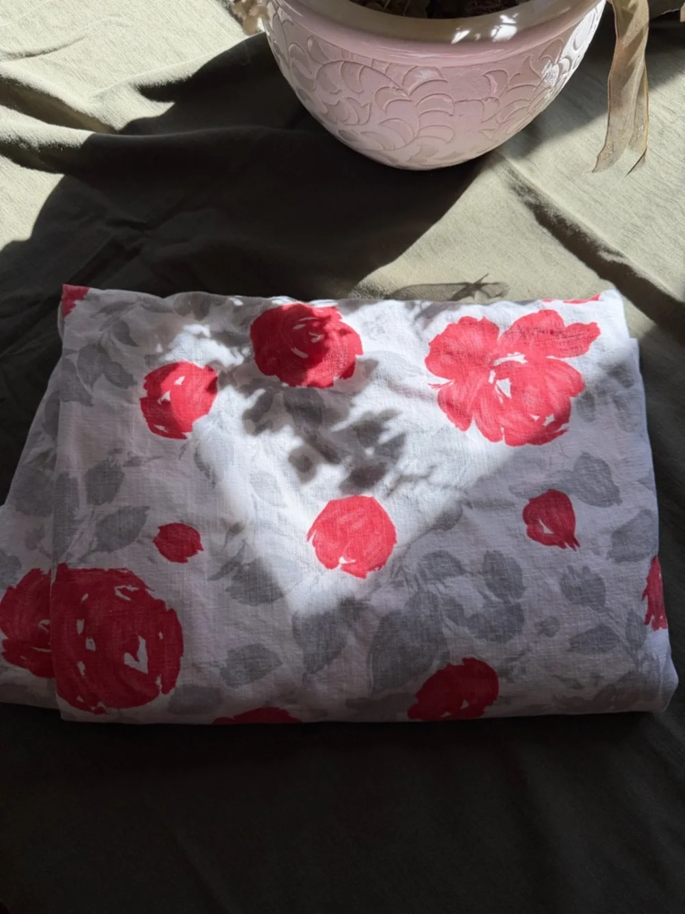 KATE SPADE GARDEN ROSE TABLECLOTH - Picture 3 of 9